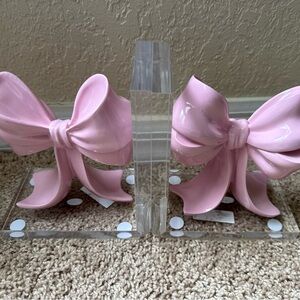Viral pink bow book ends